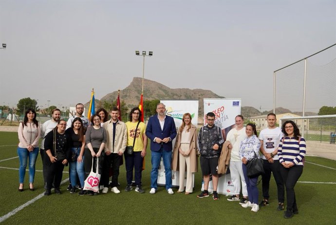 La directora del SEF, Marisa López, y el alcalde de Santomera, Víctor Martínez, inauguraron un curso que formará a diez jóvenes desempleados para trabajar en instalaciones deportivas.
