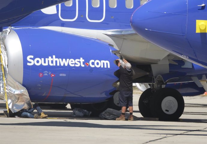 Archivo - 27 March 2019, US, Los Angeles: Workers maintain a Southwest Airlines Boeing 737 Max 8 aircraft which parked at Southern California Logistics Airport. 