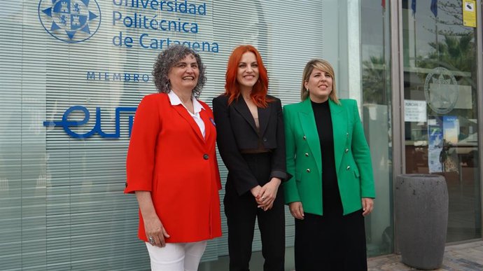 La rectora de la UPCT, Beatriz Miguel, la astronauta Sara García, y la alcaldesa de Cartagena, Noelia Arroyo