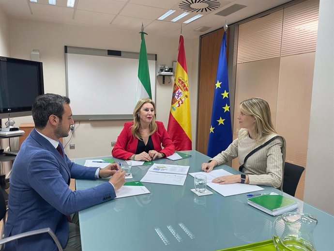 La consejera de Economía, Hacienda y Fondos Europeos, Carolina España, se ha reunido con la delegada de Andalucía en Madrid, Teresa Astolfi.