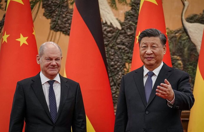 Archivo - El presidente de China, Xi Jinping (d), recibe al canciller alemán, Olaf Scholz, en el Salón Este del Gran Salón del Pueblo.