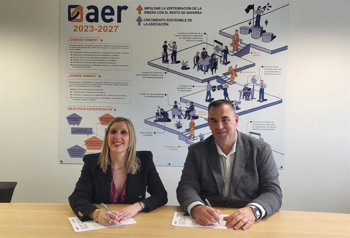 La consejera de Universidad, Innovación y Transformación Digital,  Patricia Fanlo, y el presidente de AER, Rafael Loscos