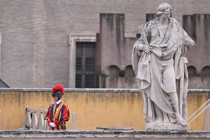 31 March 2024, Vatican: A Swiss gaurd pictured during the Holy Mass on Easter Sunday at the St. Peter's Square. Photo: Domenico Cippitelli/LPS via ZUMA Press Wire/dpa