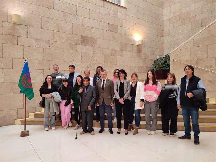 Escobar recibe la bandera del pueblo gitano de mano de la Asociación de Promoción Gitana de La Rioja