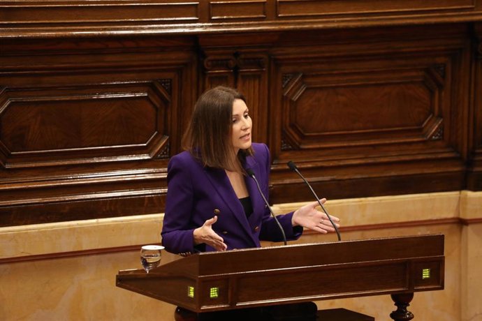Archivo - La diputada del PP en el Parlament Lorena Roldán en una intervención en el pleno, a 24 de enero de 2024