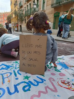 Sesenta niños de la escuela municipal El Olivar, en Lavapiés, llevan casi dos meses sin patio por desperfectos en el edificio colindante