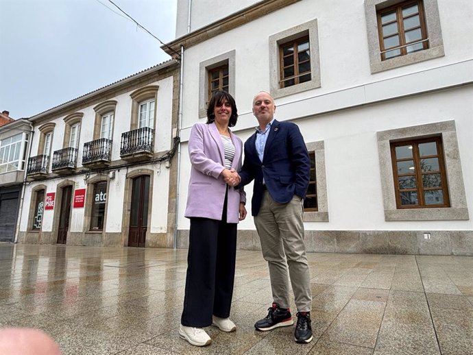 La alcaldesa de Silleda, Paula Fernández, y el secretario xeral del PSOE de la provincia, David Regades