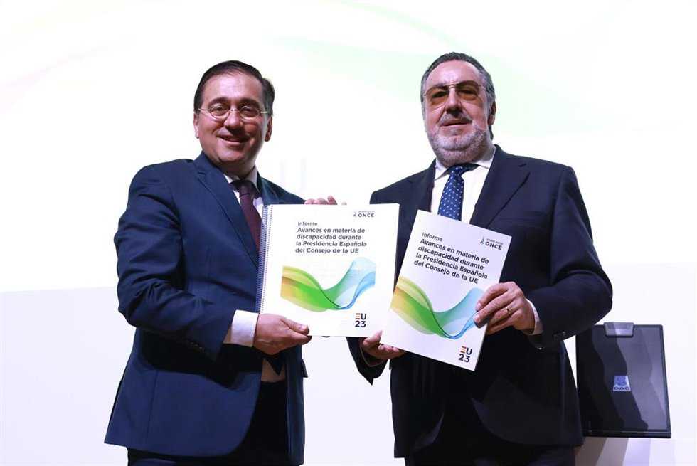 El Grupo Social ONCE muestra en un informe los avances en materia de discapacidad durante la presidencia española de la UE. El ministro de Asuntos Exteriores, José Manuel Albares, y del presidente del Grupo Social ONCE, Miguel Carballeda.