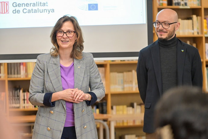 La consellera de Acción Exterior y Unión Europea, Meritxell Serret, y el jefe de la Oficina del Parlamento Europeo en Barcelona, Sergi Barrera, en una visita a un instituto de Salt (Girona)