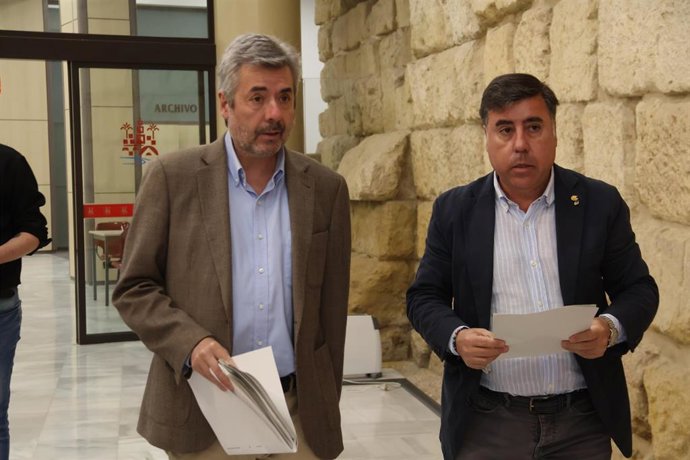 El concejal de Urbanismo y Seguridad del Ayuntamiento de Córdoba, Miguel Ángel Torrico (izda.), y el edil de Infraestructuras y Participación Ciudadana, Miguel Ruiz Madruga.