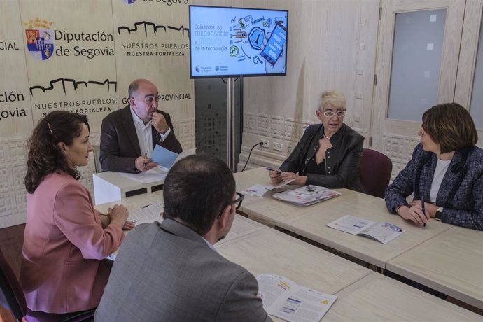 Reunión del diputado de Servicios Sociales, Miguel Ángel de Vicente, con los responsables de la edición de la nueva guía.