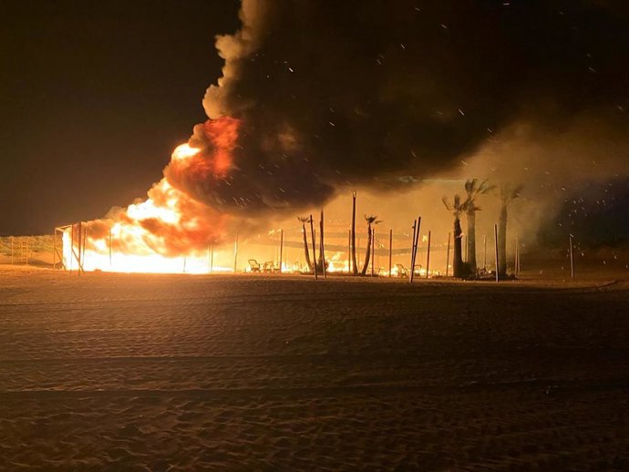 Imagen del incendio del chiringuito El Tabla de Punta Umbría (Huelva).