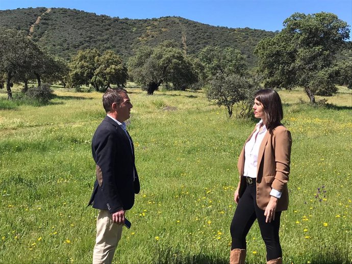 Araceli Cabello, junto al también popular Javier Murillo, en una zona de montes de Villanueva del Rey.