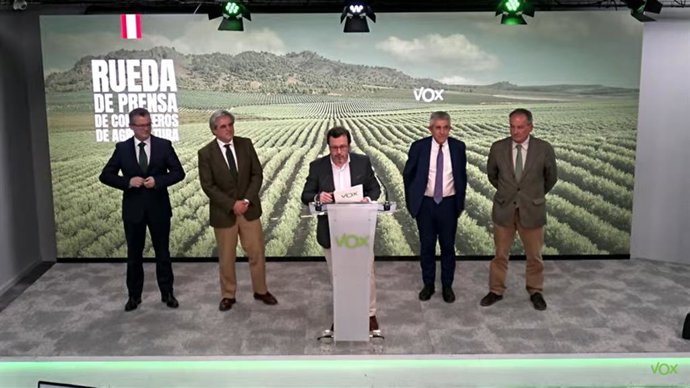 El portavoz nacional de VOX, José Antonio Fúster y los consejeros de Agricultura y Medio Rural de VOX en Castilla y León, Aragón, Extremadura y Comunidad Valenciana en rueda de prensa
