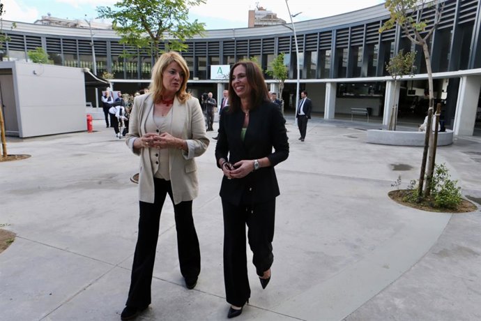 La consejera de Fomento, Articulación del Territorio y Vivienda, Rocío Díaz, visita la estación junto a la alcaldesa de Huelva, Pilar Miranda, tras las obras de reforma.