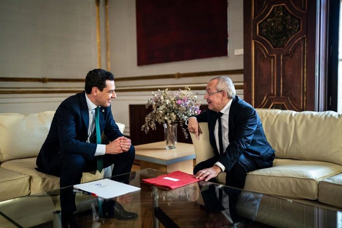 El presidente de la Junta de Andalucía, Juanma Moreno, recibe al embajador de Francia, Jean-Michel Casa. 