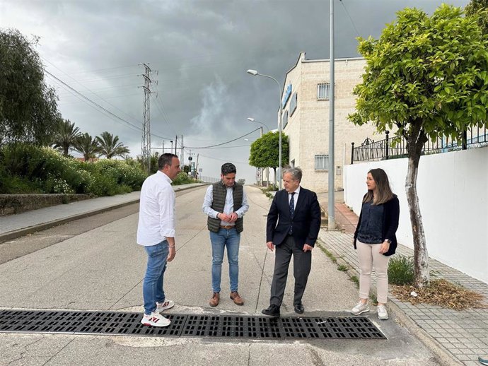 El presidente de la Diputación de Córdoba, Salvador Fuentes (segundo por la dcha.), en su visita al municipio de Pedro Abad.