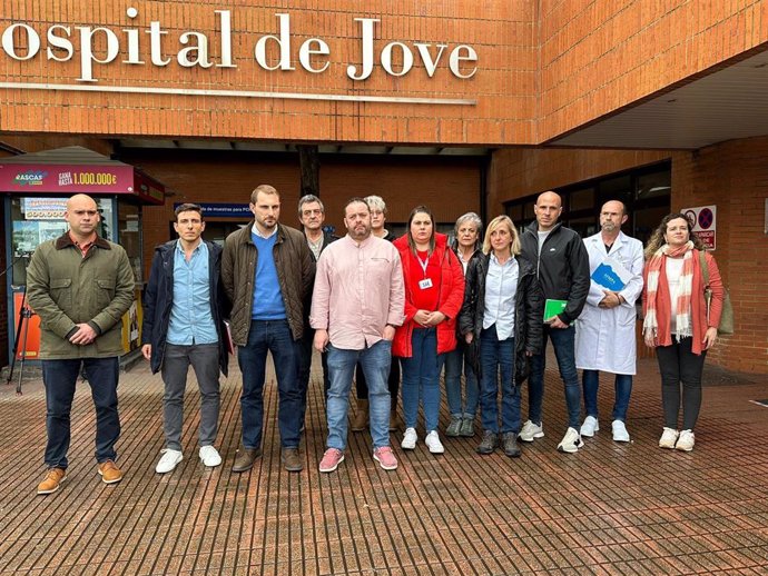 El secretario general y portavoz parlamentario de Foro Asturias en la Junta General, Adrián Pumares, acompañado del portavoz de su partido en el Ayuntamiento de Gijón, Jesús Martínez Salvador, con el Comité de Empresa del hospital de Jove.