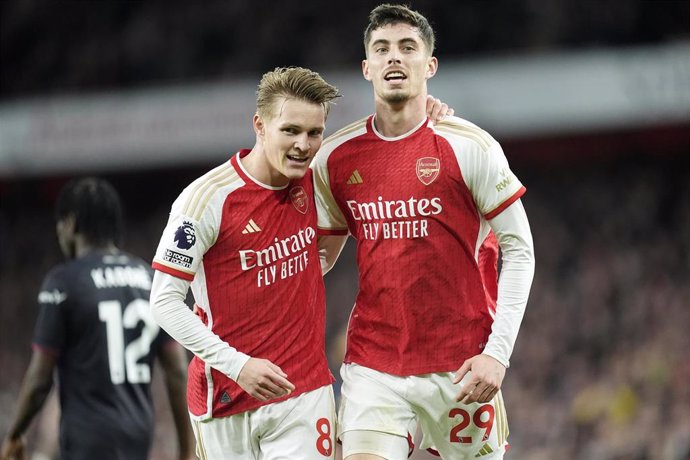 Martin Odegaard y Kai Havertz, jugadores del Arsenal, celebran un gol. 