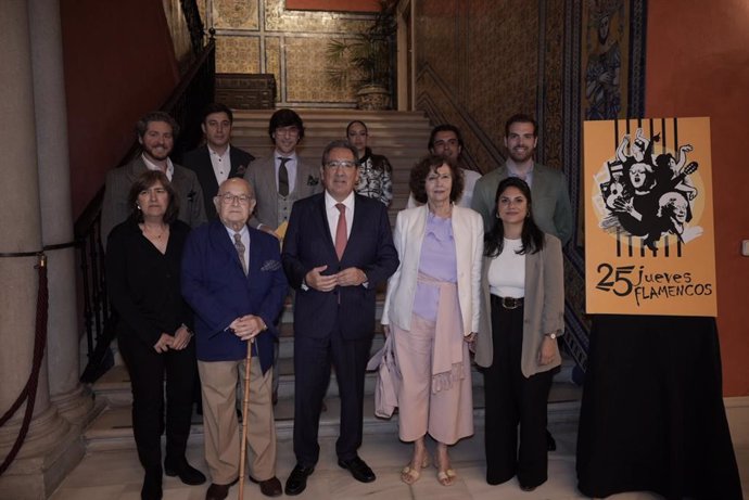 Foto de familia, con el presidente de la Fundación Cajasol en el centro, tras la presentación de los actos del 25º aniversario de los 'Jueves Flamencos'.