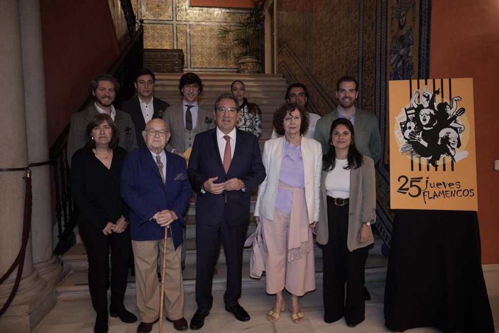 Foto de familia, con el presidente de la Fundación Cajasol en el centro, tras la presentación de los actos del 25 aniversario de los 'Jueves Flamencos'.