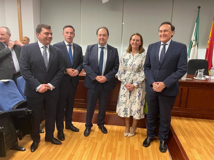 El consejero de Universidad, Investigación e Innovación, José Carlos Gómez Villamandos, junto a responsables de la Universidad de Cádiz, Navantia y Siemmens en la inaguración del Aula Naval 5.0