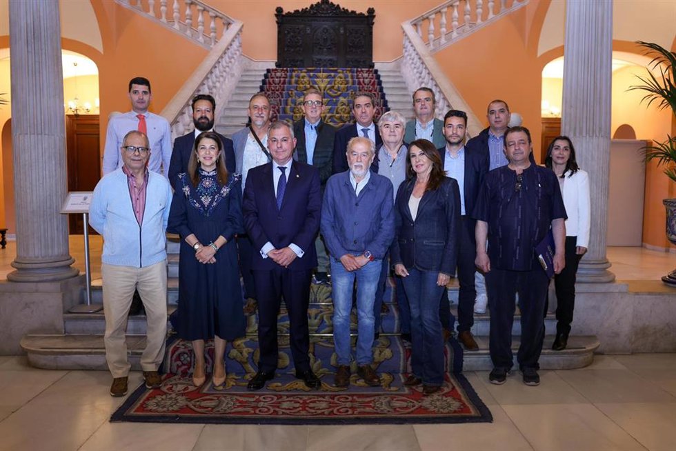 Sanz con representantes de la Federación de Mercados de Abastos en el Ayuntamiento