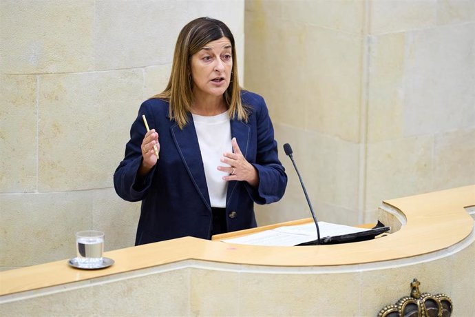 Archivo - La presidenta de Cantabria, María José Sáenz de Buruaga, en el Parlamento