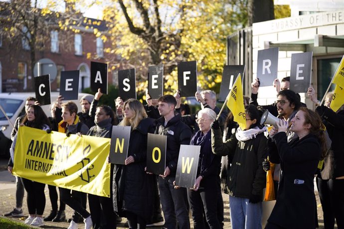 Archivo - 15 November 2023, Ireland, Dublin: Members of Amnesty International take part in a protest calling for a ceasefire in Gaza, outside the US Embassy. Photo: Niall Carson/PA Wire/dpa