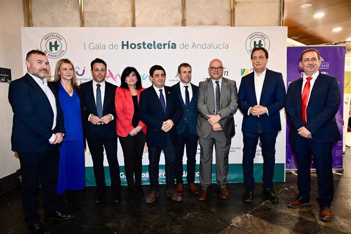 Foto de familia de las autoridades presentes en la entrega de los I Premios de Hostelería de Andalucía.