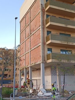El revestimiento de la fachada de un edificio en el barrio de Nuevo Cáceres se desploma sin causar daños personales