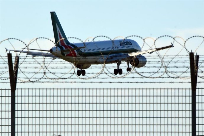 Archivo - Avión aterrizando en el Aeropuerto de Fiumicino, en Roma