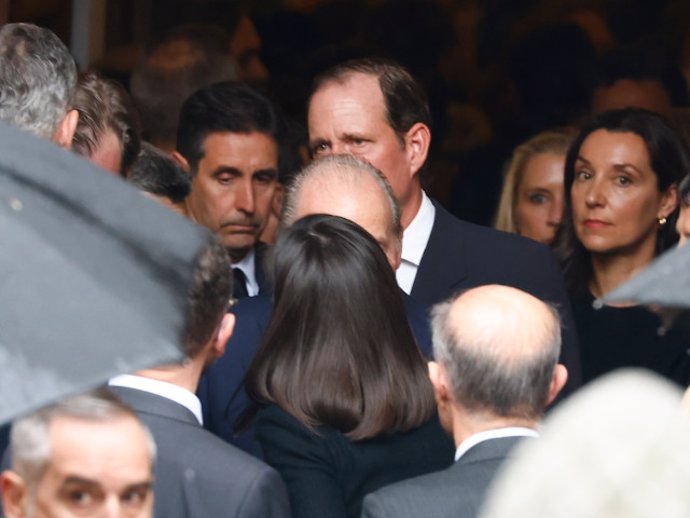 La reina Letizia saluda a don Juan Carlos al salir del funeral de Fernando Gómez-Acebo