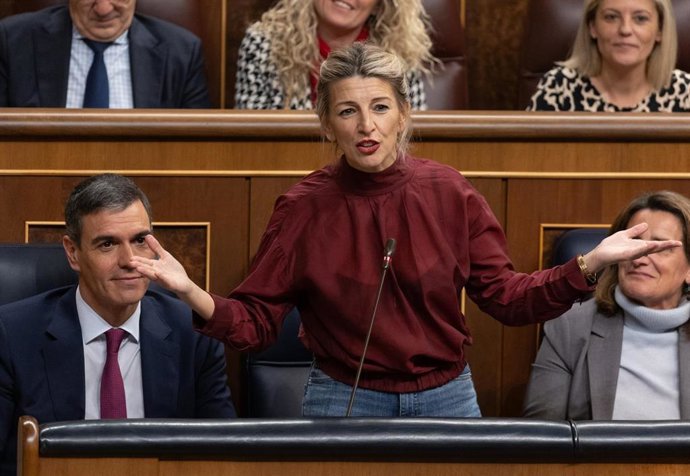 Archivo - La vicepresidenta segunda y ministra de Trabajo, Yolanda Díaz, interviene durante una sesión de control al Gobierno, en el Congreso de los Diputados, a 20 de diciembre de 2023, en Madrid (España).
