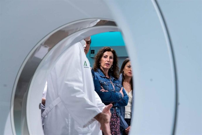 La alcaldesa de Almería, durante la visita al Área de Medicina Nuclear del Hospital Universitario Torrecárdenas.