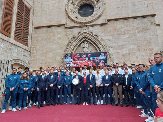 La presidenta del Govern, Marga Prohens,junto con autoridades de Baleares recibe al RCD Mallorca, con motivo de la proclamación como subcampeón de la Copa del Rey