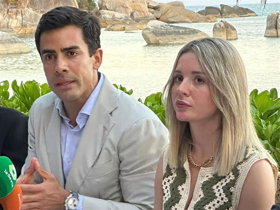 Los abogados de la familia Arrieta,Beatriz Uriarte y Juan Gonzalo Ospina, comparecen en una rueda de prensa, a 08 de abril de 2024, en Tailandia.