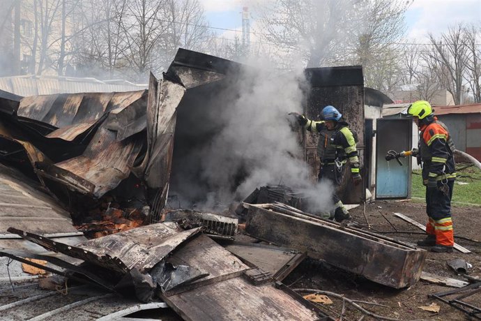 Bomberos de Ucrania apagando un incendio provocado por un ataque ruso contra infraestructura civil en Járkov