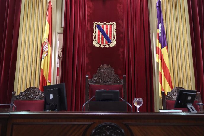 Archivo - Vista de la mesa presidencial del Parlament balear, a 6 de febrero de 2024, en Palma de Mallorca, Mallorca, Baleares (España).