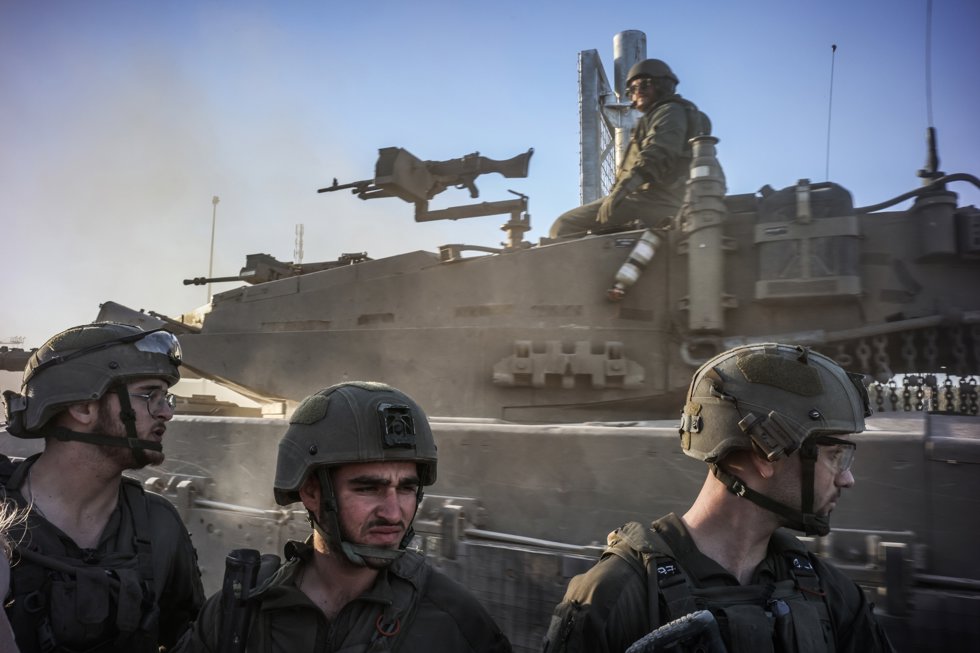 29 February 2024, Israel, Erez: Israeli soldiers stand as right wing settlers trying to cross into Gaza strip in order to build a settlement. Photo: Ilia Yefimovich/dpa