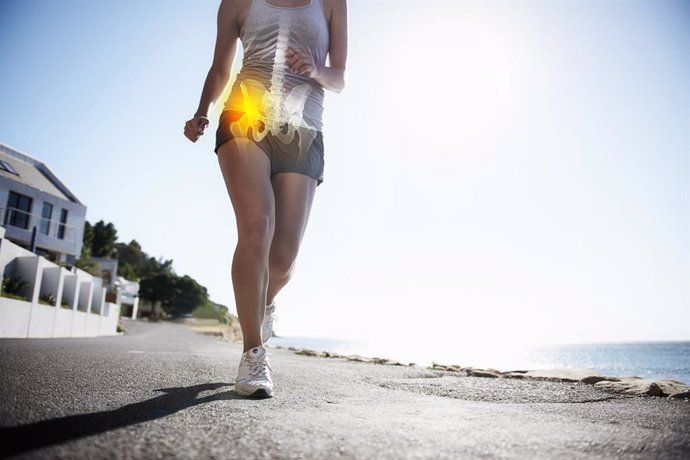 Archivo - A cropped view of a female jogger on the road experiencing joint inflammation