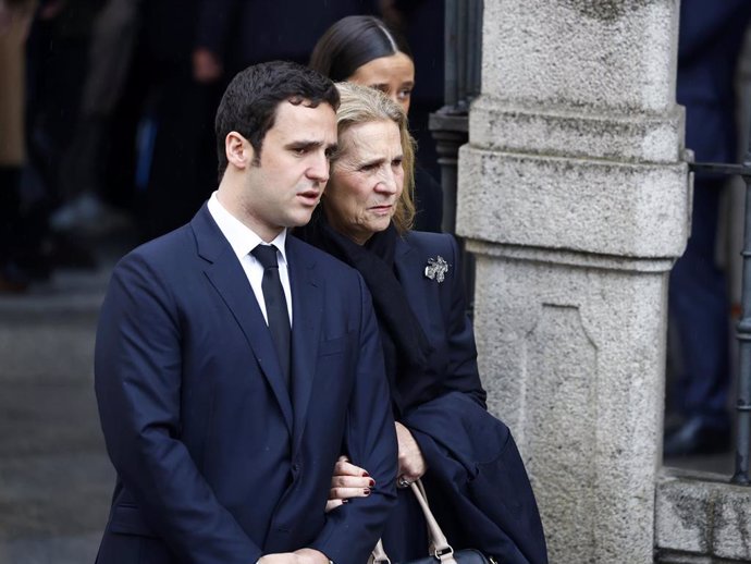 La infanta Elena y sus hijos, Froilán y Victoria Federica, salen de la Catedral Castrense donde han asistido a la misa funeral en memoria de Fernando Gómez-Acebo y Borbón