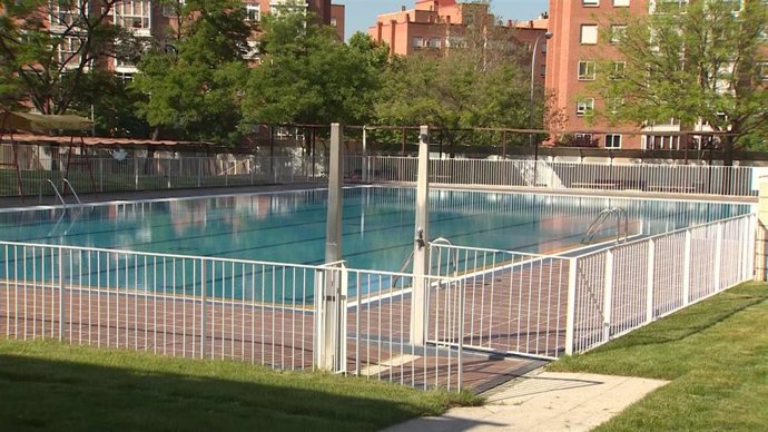 Archivo - Una de las piscinas que ha abierto hoy al público en Madrid en el Centro Deportivo Municipal Peñuelas. 
