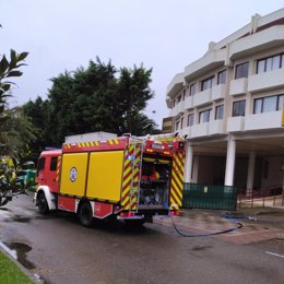 Un camión de los bomberos del 112 junto a la residencia de mayores de Santoña donde ha ocurrido el suceso