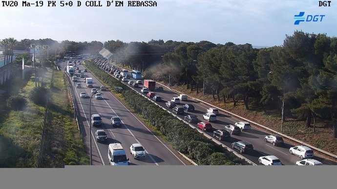 Archivo - Retenciones en la Ma-19 este martes.