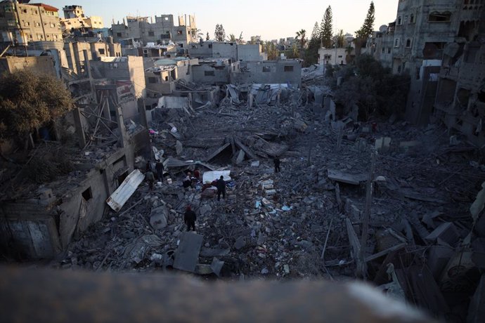 Edificios destruidos por bombardeos israelíes en el campamento de refugiados de Maghazi, en el centro de la Franja de Gaza
