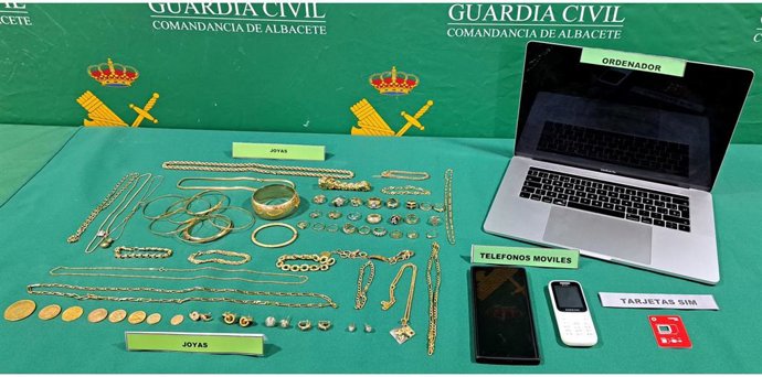 Objetos incautados en la operación.
