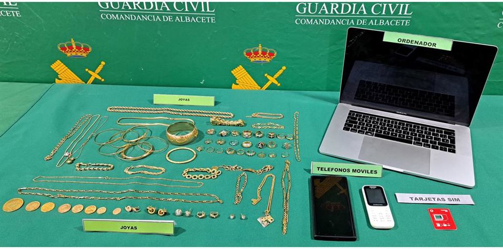 Objetos incautados en la operación.