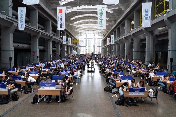 Archivo - Tres jóvenes asturianos competirán por el título de mejor empresario virtual del país el 19 de abril en Madrid