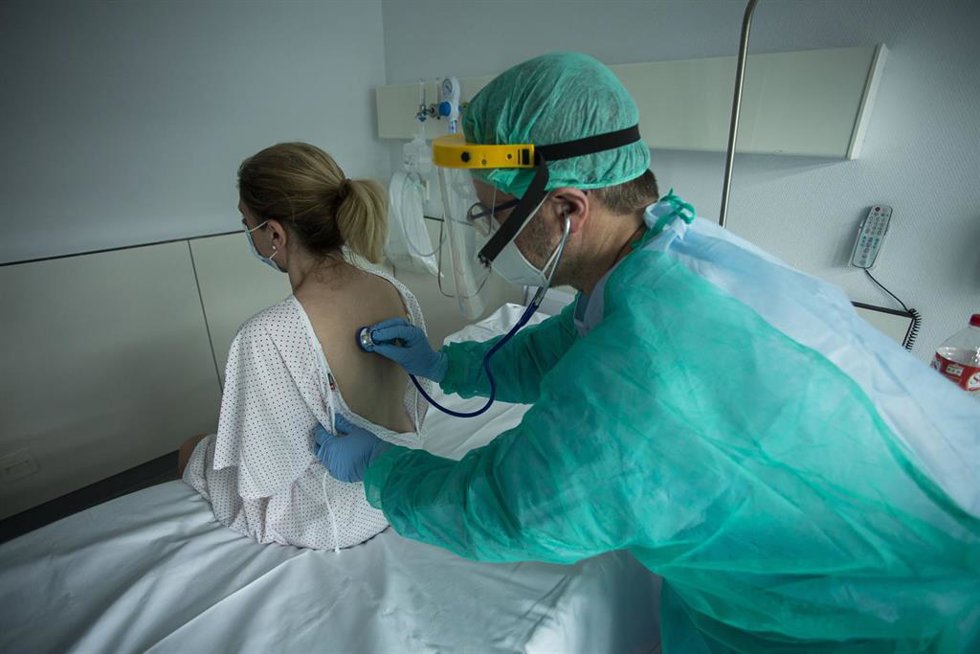 Archivo - Médico y paciente en Valdecilla